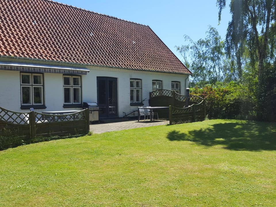 Patio, Day, BBQ facilities, Garden, On site