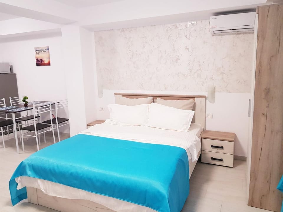 Bed, Photo of the whole room, Bedroom, air conditioner