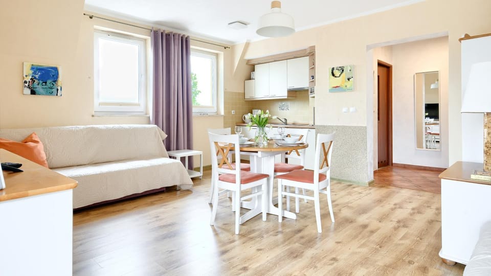 Kitchen or kitchenette, Photo of the whole room, Dining area