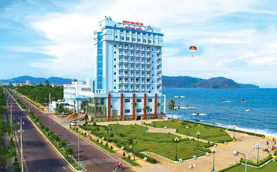 Nearby landmark, Beach, Location