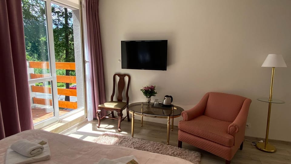 Bed, Balcony/Terrace, Seating area