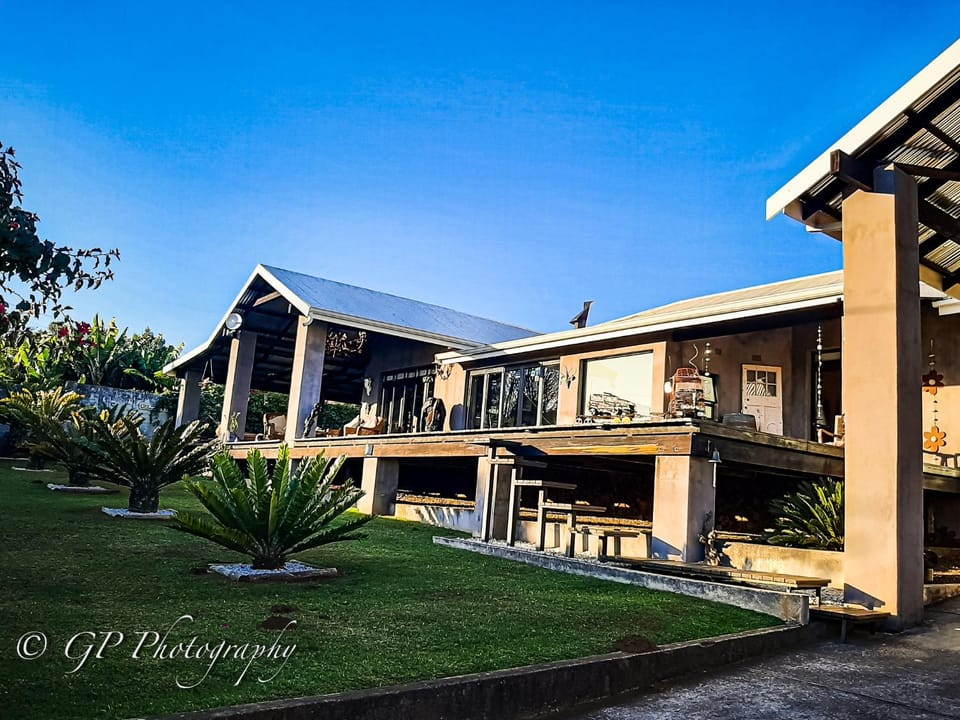 Property building, Facade/entrance, Garden, Balcony/Terrace