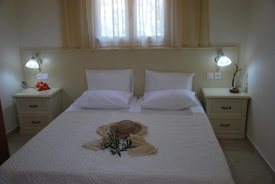 Bed, Seating area, Bedroom