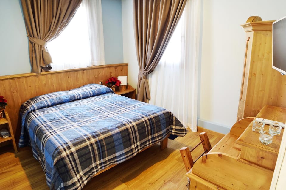 Photo of the whole room, Decorative detail, Bedroom