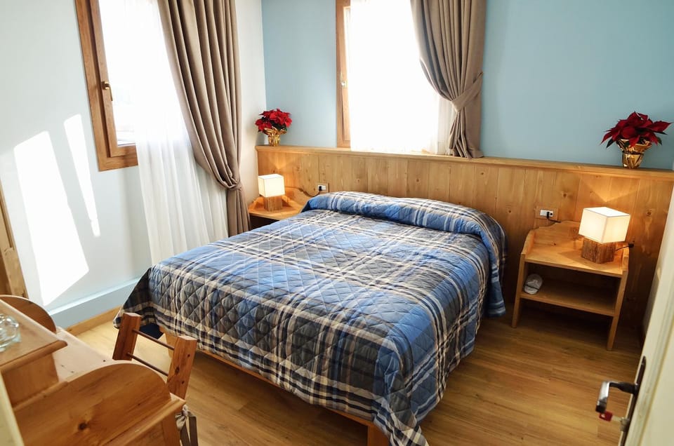 Photo of the whole room, Bedroom, Pets
