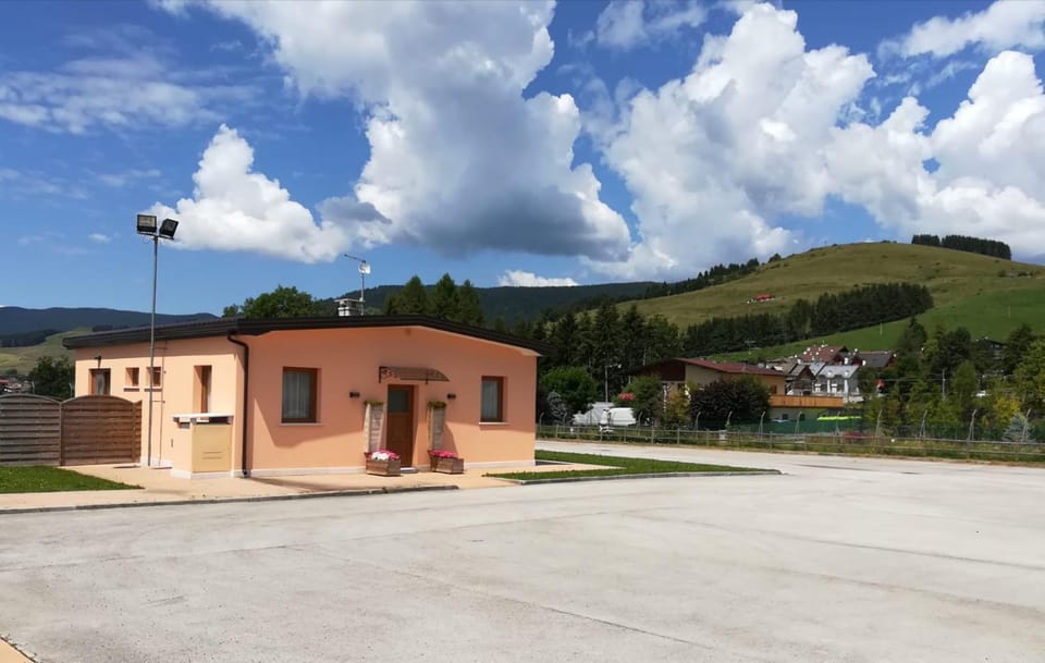 Facade/entrance, Neighbourhood, Natural landscape, On site, Mountain view