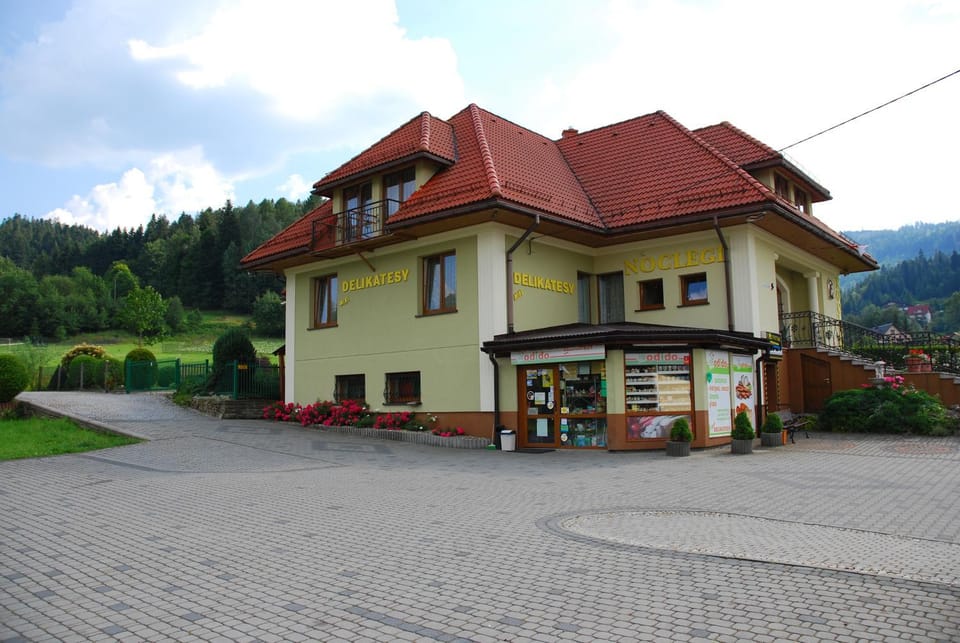 Facade/entrance, On-site shops
