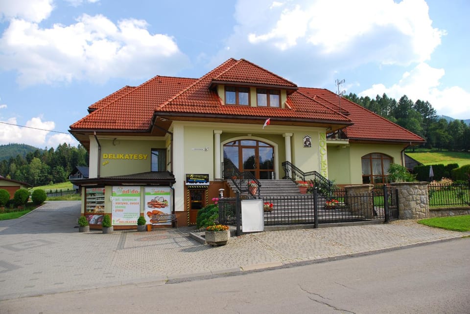 Property building, Facade/entrance, On-site shops