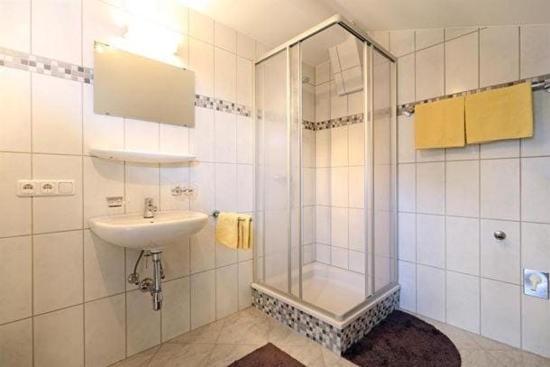 Shower, Bathroom, towels