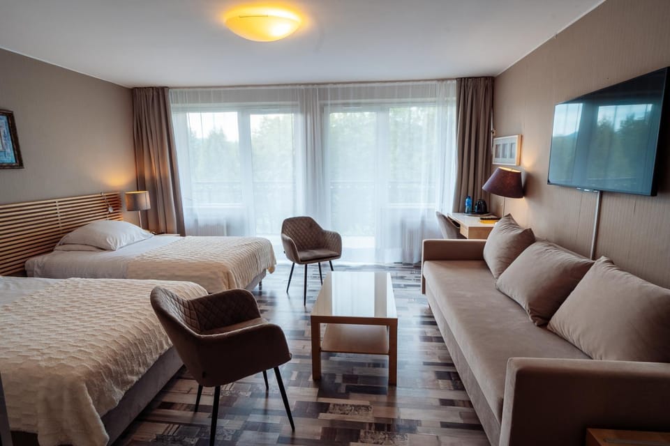 Bed, TV and multimedia, Living room, Photo of the whole room, Seating area, Bedroom, internet