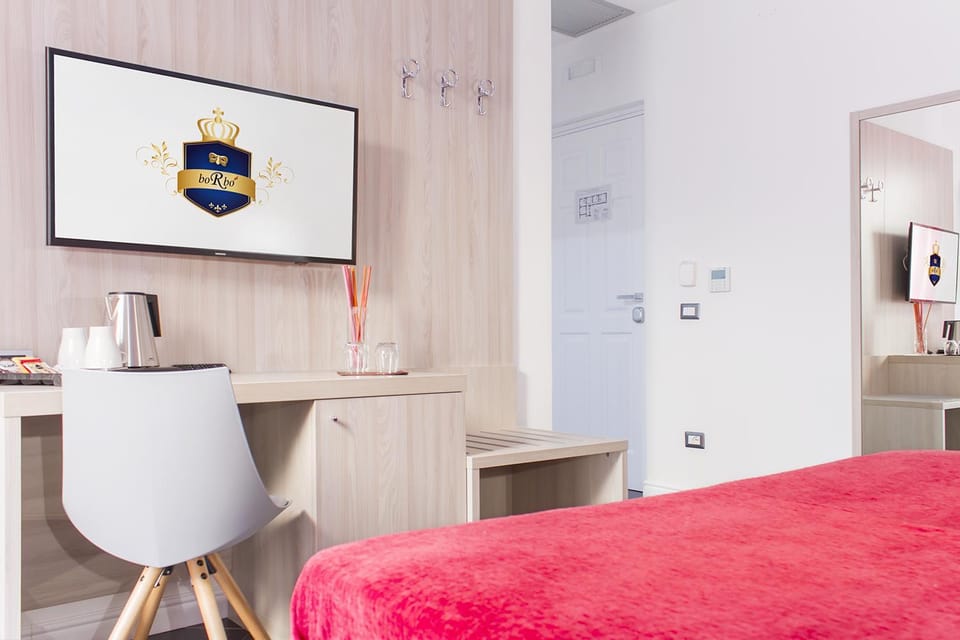 Bed, Property logo or sign, TV and multimedia, Coffee/tea facilities