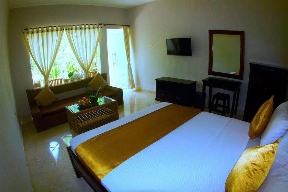 Communal lounge/ TV room, Bed, Seating area