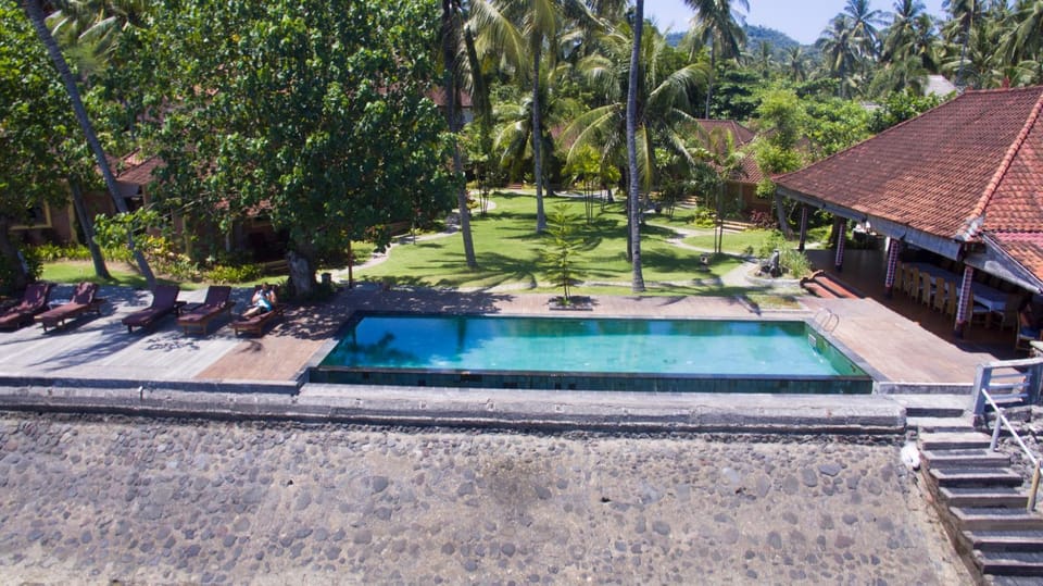 Day, Pool view