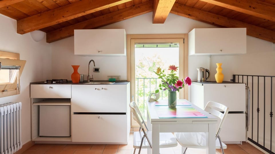 Kitchen or kitchenette, Dining area