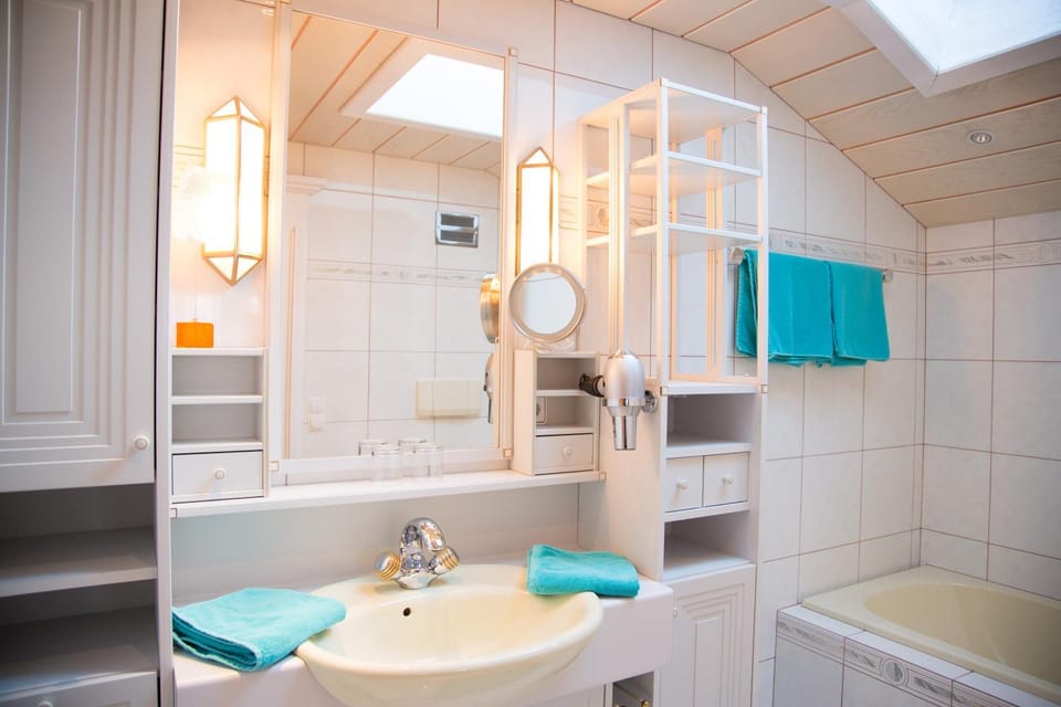 Bathroom, Bath, towels