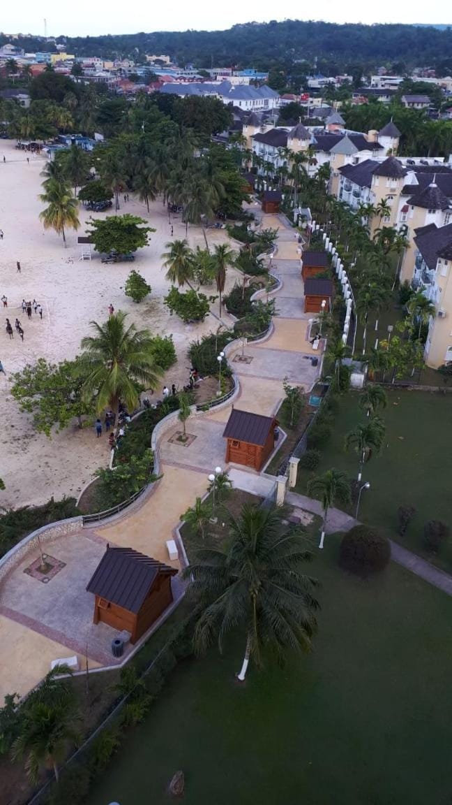 Nearby landmark, Neighbourhood, Natural landscape, Beach