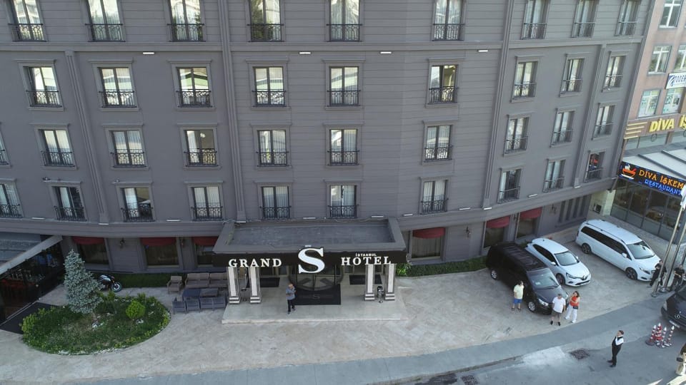 Property building, Day, Neighbourhood, Street view, Location, Parking