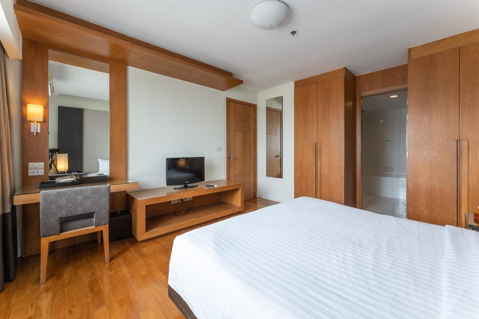 Bed, TV and multimedia, Photo of the whole room, Bedroom, wardrobe