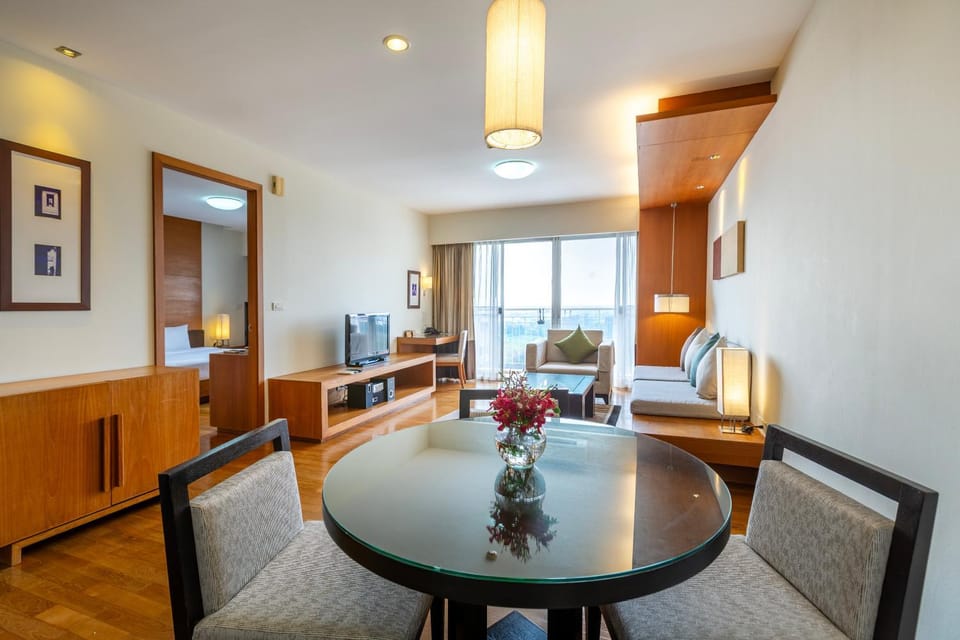 View (from property/room), Balcony/Terrace, Living room, Dining area