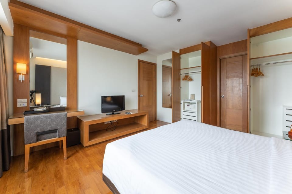 Bed, TV and multimedia, Photo of the whole room, Bedroom, wardrobe