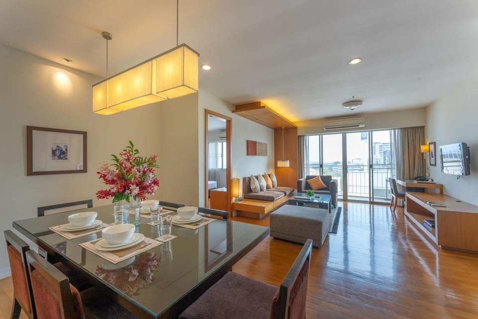 TV and multimedia, View (from property/room), Living room, Seating area, Dining area