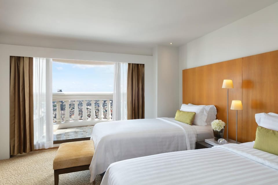 Bed, View (from property/room), Balcony/Terrace, Bedroom, City view