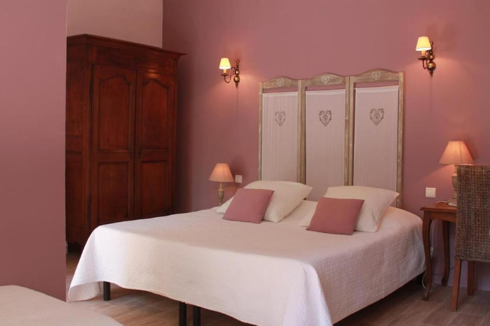 Hôtel et Restaurant Le Manoir - Echangeur A7-A9 - 24h-24h Hotel in Provence-Alpes-Côte d'Azur