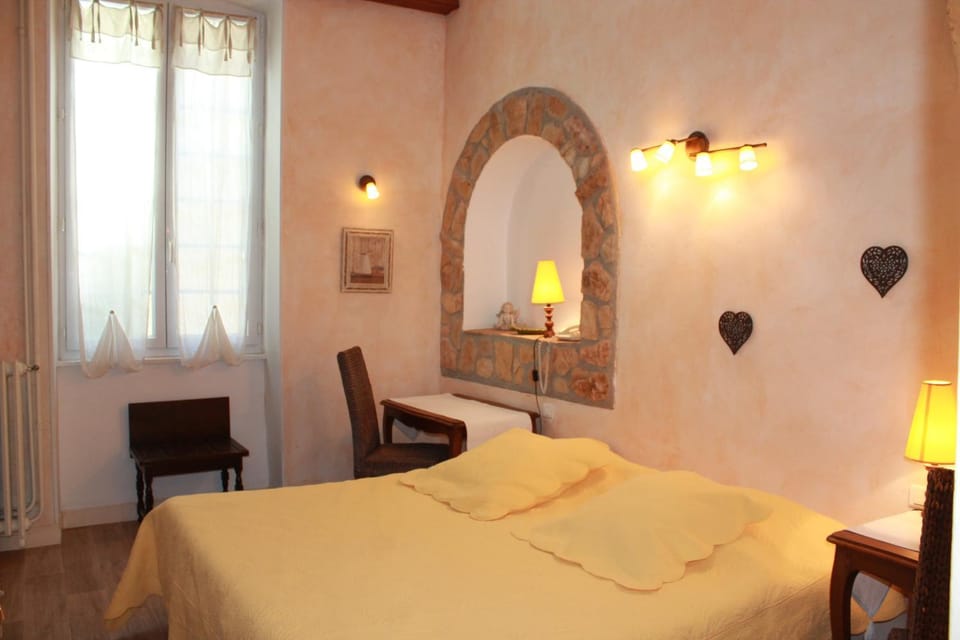 Hôtel et Restaurant Le Manoir - Echangeur A7-A9 - 24h-24h Hotel in Provence-Alpes-Côte d'Azur