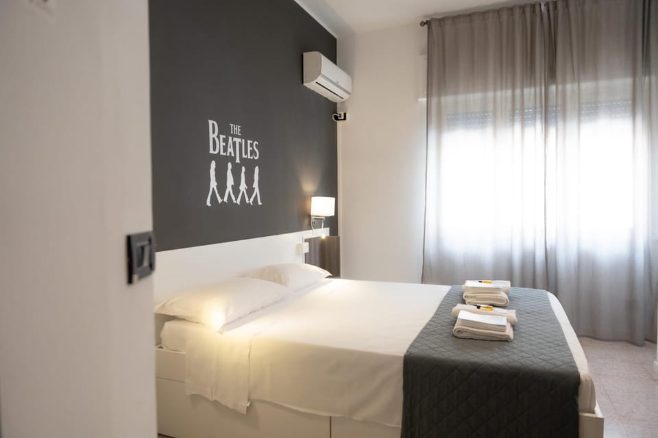 Bed, Bedroom, towels, air conditioner
