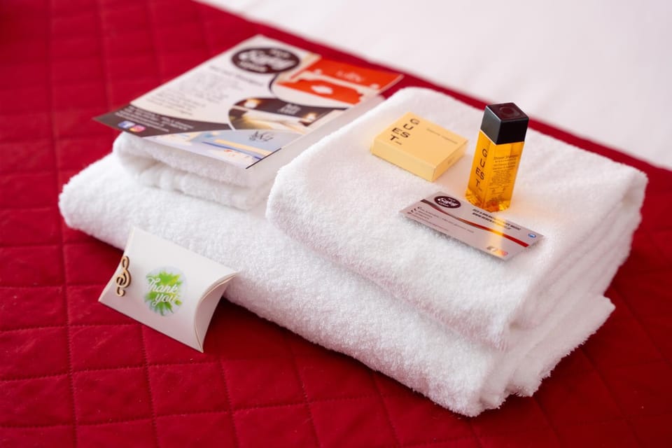Bedroom, towels
