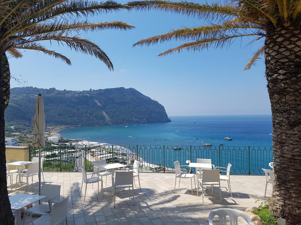 Restaurant/places to eat, Lounge or bar, Sea view