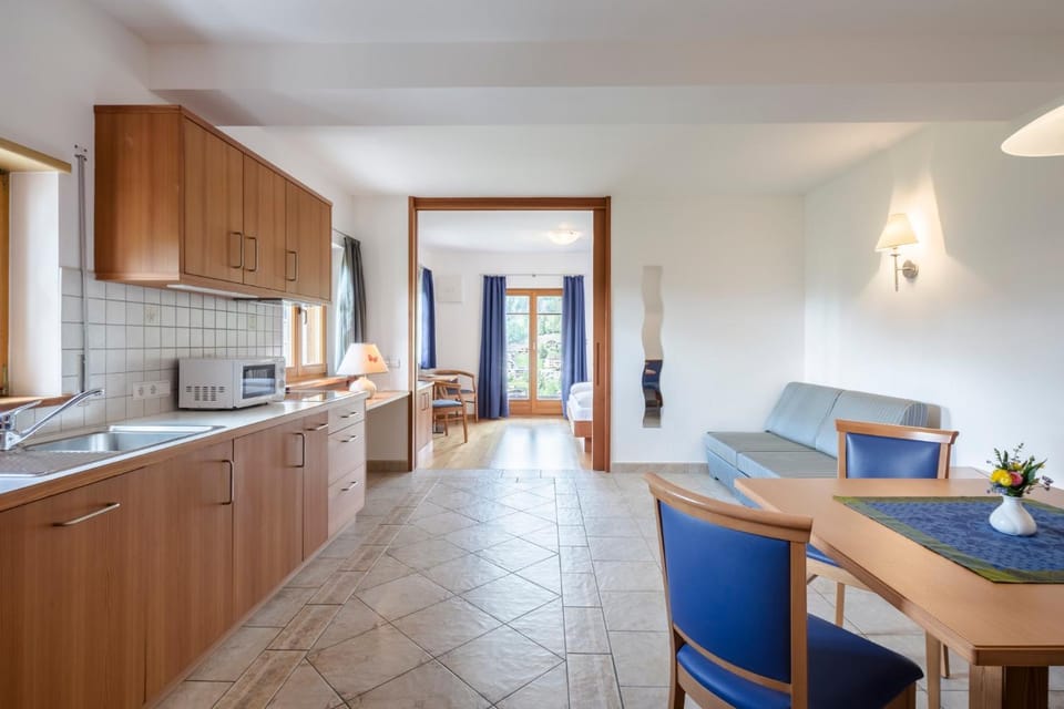 Kitchen or kitchenette, Photo of the whole room, Dining area