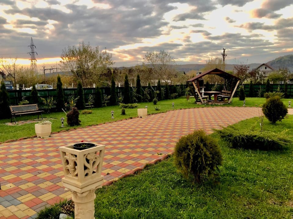 Pensiunea Casa Albă Bed and Breakfast in Cluj County