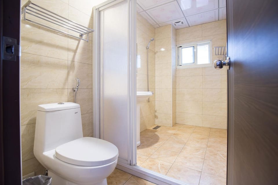 Shower, Toilet