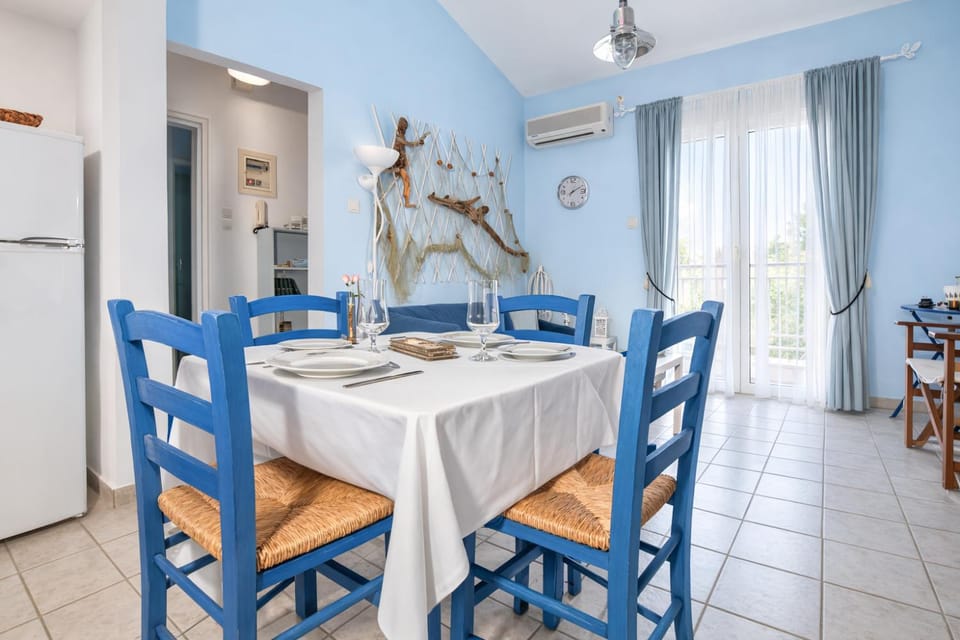 Kitchen or kitchenette, Living room, Seating area, Dining area, air conditioner