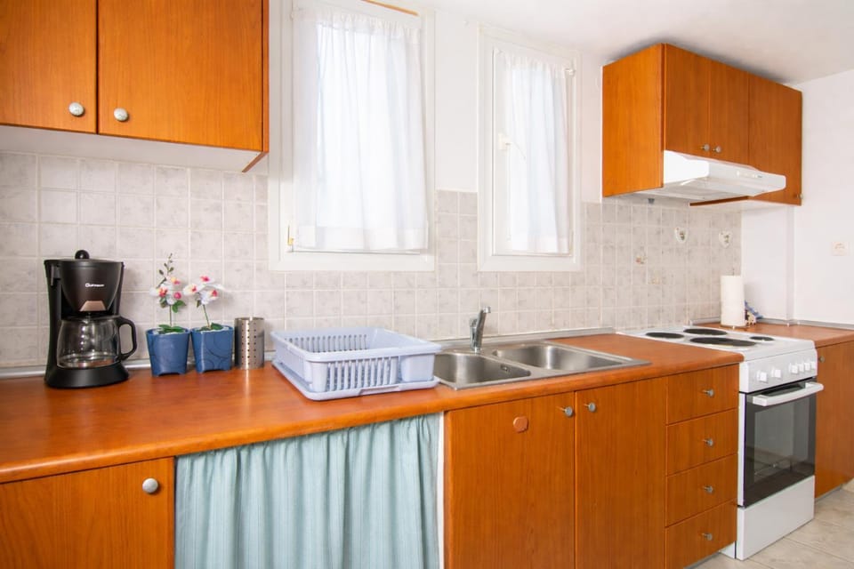 Coffee/tea facilities, Kitchen or kitchenette, oven, stove, toaster