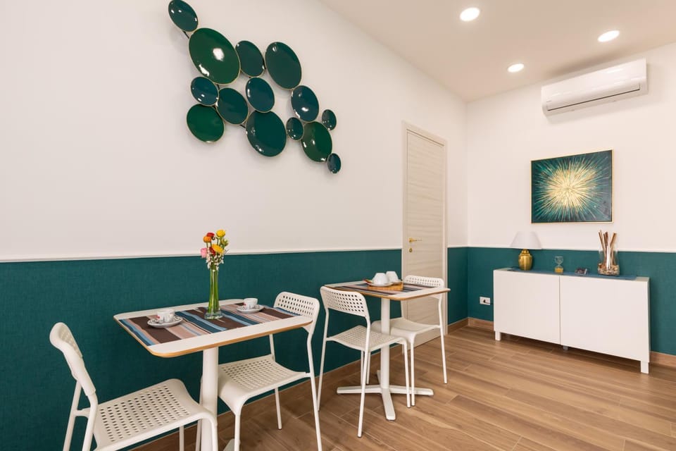 Communal lounge/ TV room, Breakfast