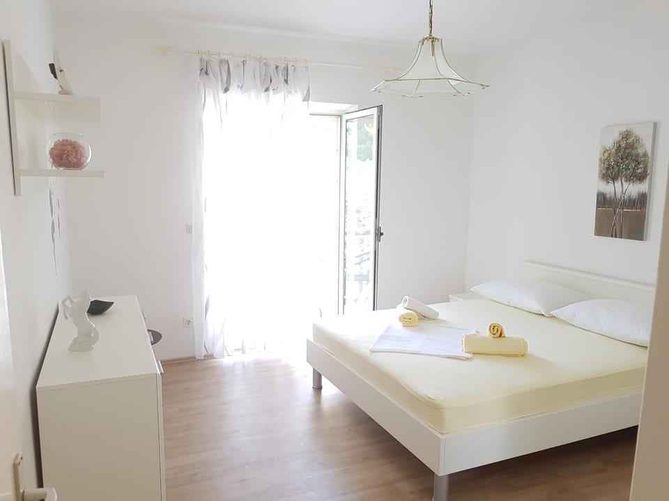 Bed, Day, Summer, On site