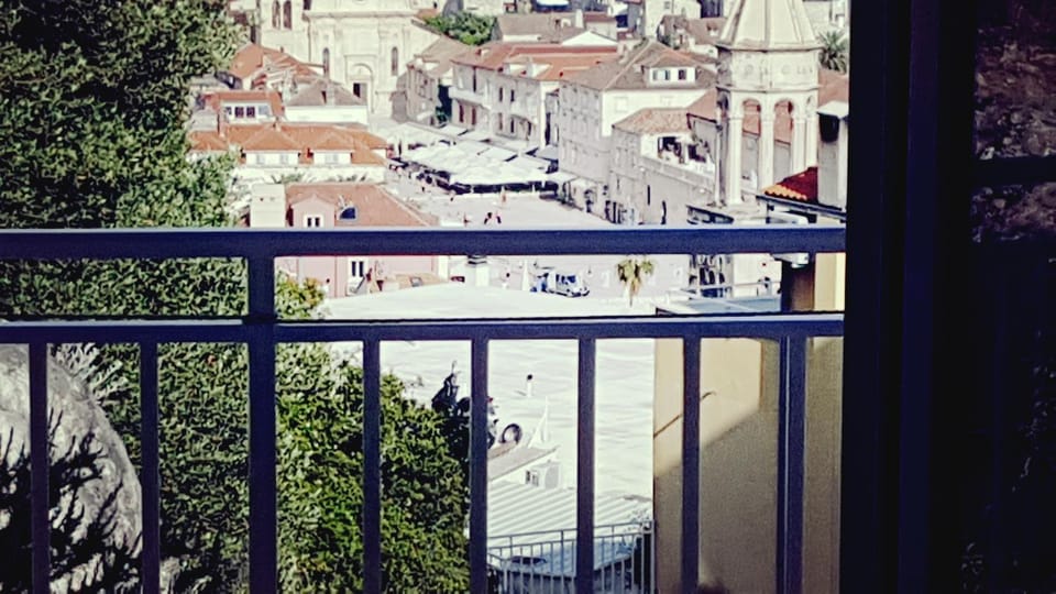 View (from property/room), Balcony/Terrace, City view, Garden view, Landmark view, Sea view, Street view