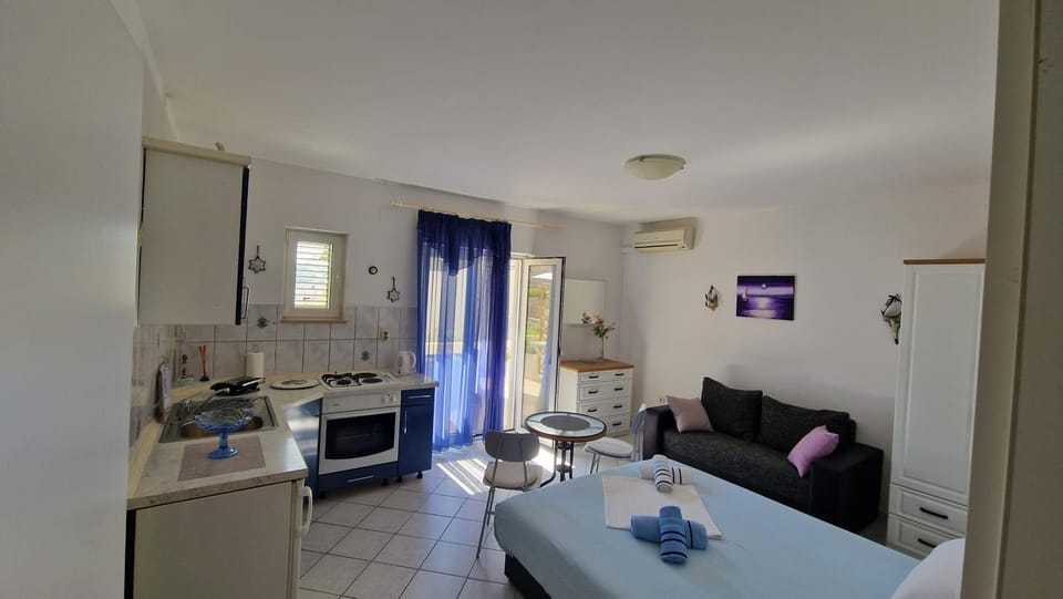 Bed, Kitchen or kitchenette, Dining area, Bedroom, stove, toaster