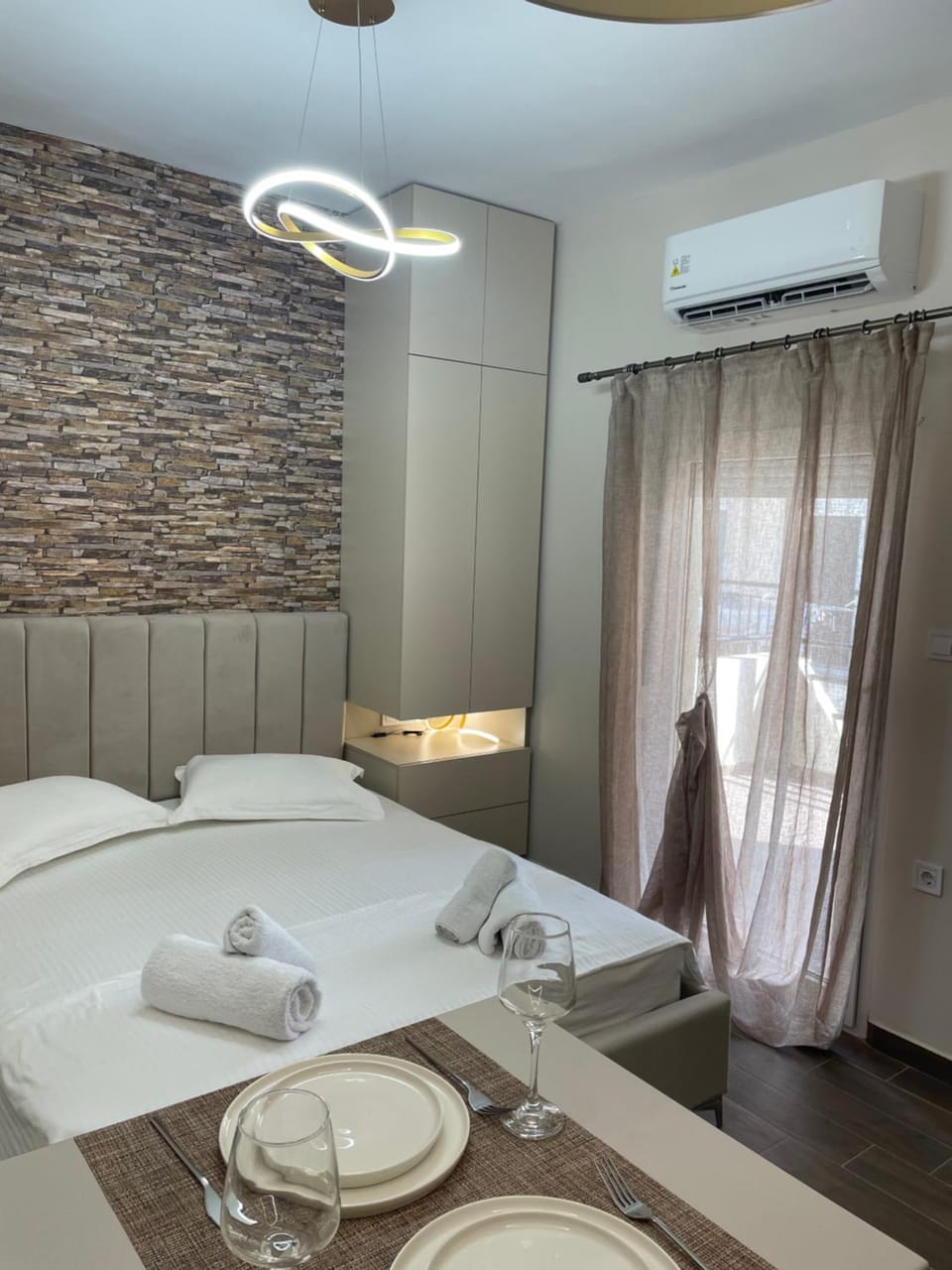 Bed, Photo of the whole room, Bedroom, air conditioner