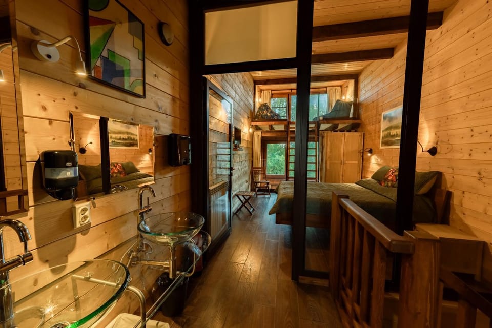 Bed, TV and multimedia, Seating area, Bedroom