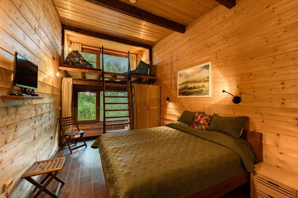 Bed, TV and multimedia, Seating area, Bedroom, wardrobe