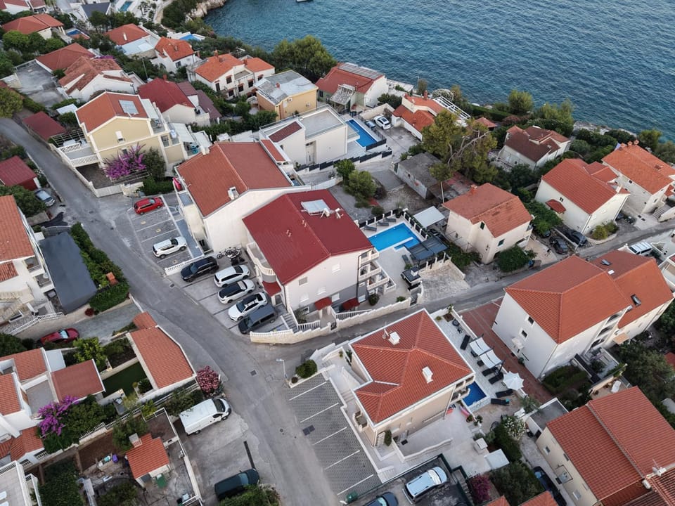 Neighbourhood, Bird's eye view, Sea view, Street view, Location, Parking