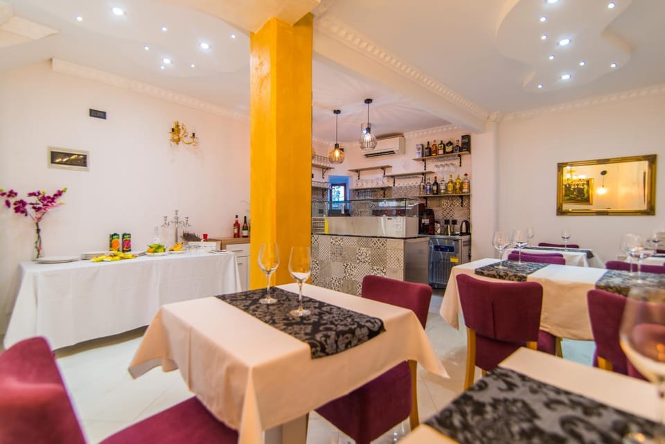 Restaurant/places to eat, Lounge or bar