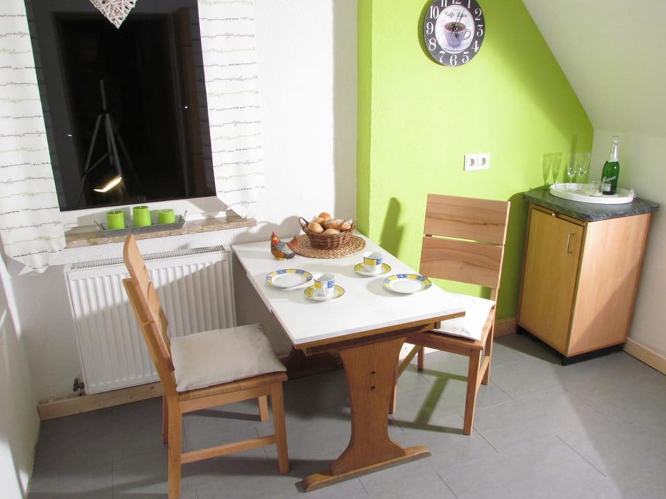 Photo of the whole room, Decorative detail