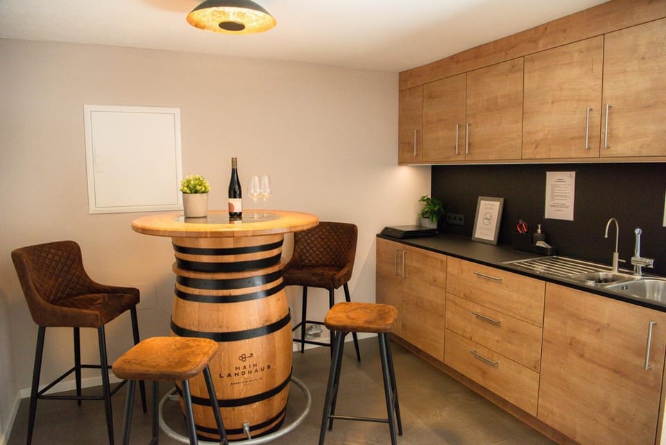 Restaurant/places to eat, Kitchen or kitchenette