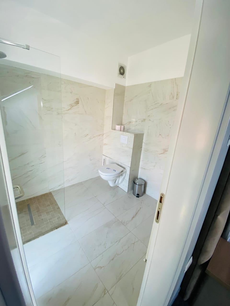 Shower, Toilet, Bathroom, towels