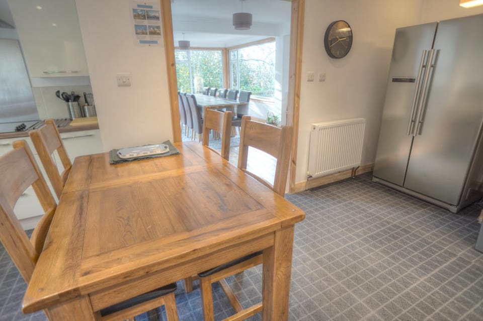 Kitchen or kitchenette, Seating area