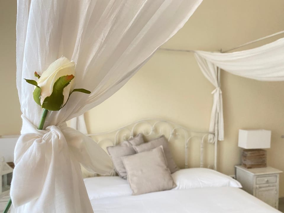 Bed, Balcony/Terrace, Photo of the whole room, Decorative detail, Bedroom, Family